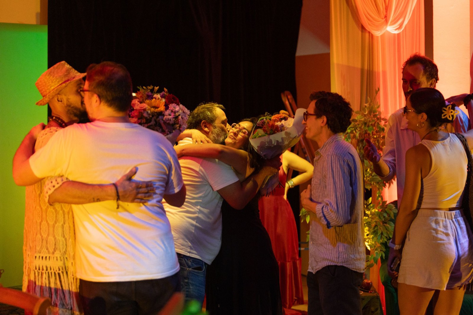 Abrazos y flores al terminar la muestra del taller de teatro, Espacio La Mansión, Gràcia, Barcelona